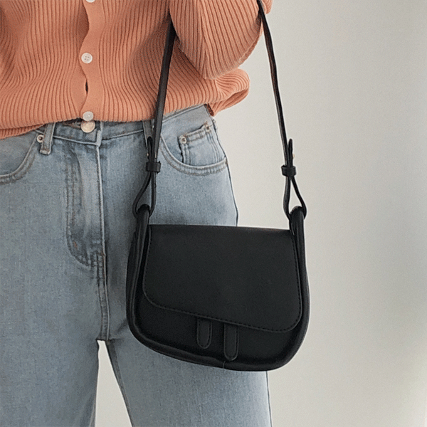 thecoi(더코이) / black unbal leather mini bag(블랙 언발 가죽 크로스 숄더 미니 백 가방)